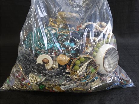 ShopTheSalvationArmy - Lot of 100% Unsorted Jewelry 20.77lbs