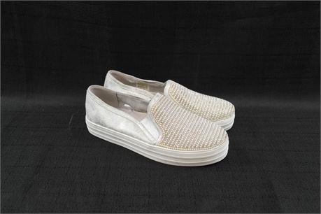 Skechers Womens Slip On Shoe Size 8.5  Grey / shimmer
