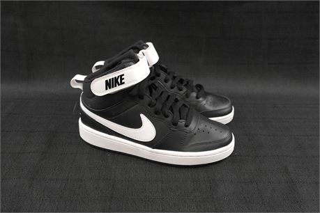 Nike Childs Shoe Size 4Y Black & White #CD7782-010