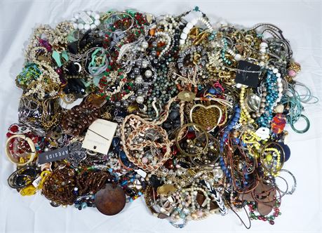 ShopTheSalvationArmy - 100% Unsorted Jewelry Lot - 20.25lbs