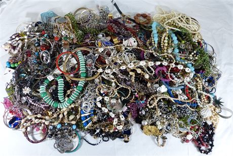 ShopTheSalvationArmy - 100% Unsorted Jewelry Lot - 22.25lbs