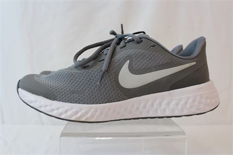 ShopTheSalvationArmy - Nike Revolutions Gray Running Shoes Sz 6y
