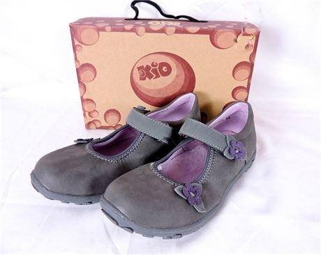 NIB Kio Trend Annaliese Gray Mary Jane Shoes w/Floral Detail Girls Sz 10/EU27