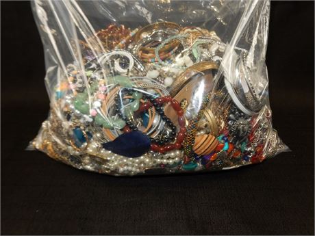 ShopTheSalvationArmy - Lot of 100% Unsorted Jewlery 20.39lbs