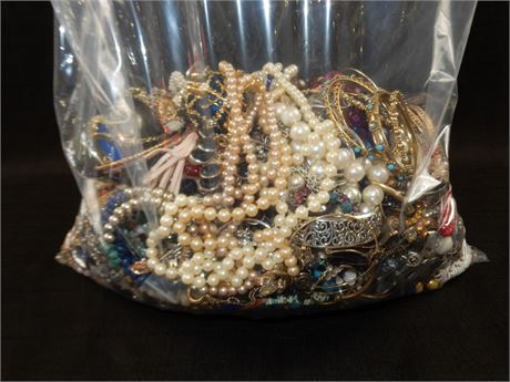 ShopTheSalvationArmy - Lot of 100% Unsorted Jewelry 21.11lbs