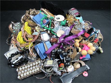 Lot of Unsorted Jewelry 16.5lbs  Q34 (650)