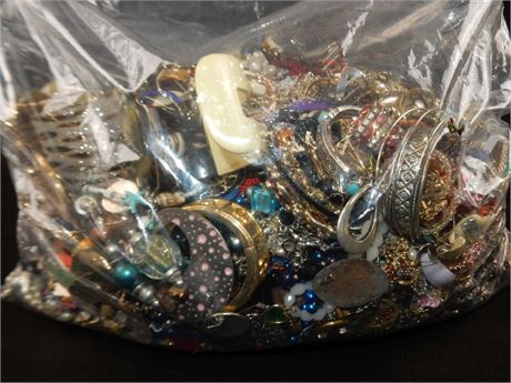 ShopTheSalvationArmy - Lot of 100% Unsorted Jewelry 20.14lbs