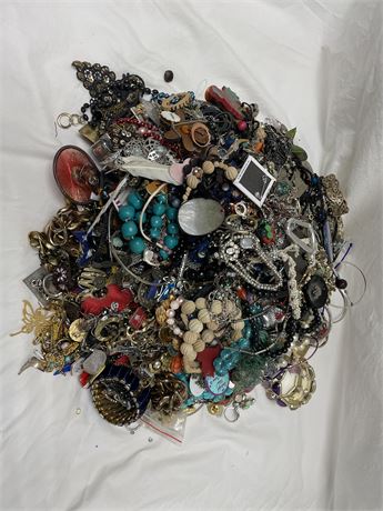 ShopTheSalvationArmy - Jewelry lot, quit sort-bracelets, pins, rings ...